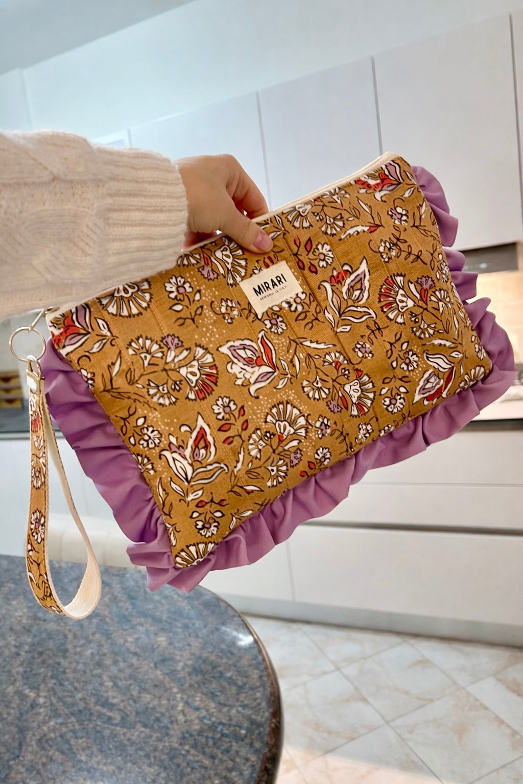 Pochette portadocumenti A4 con laccetto e volant